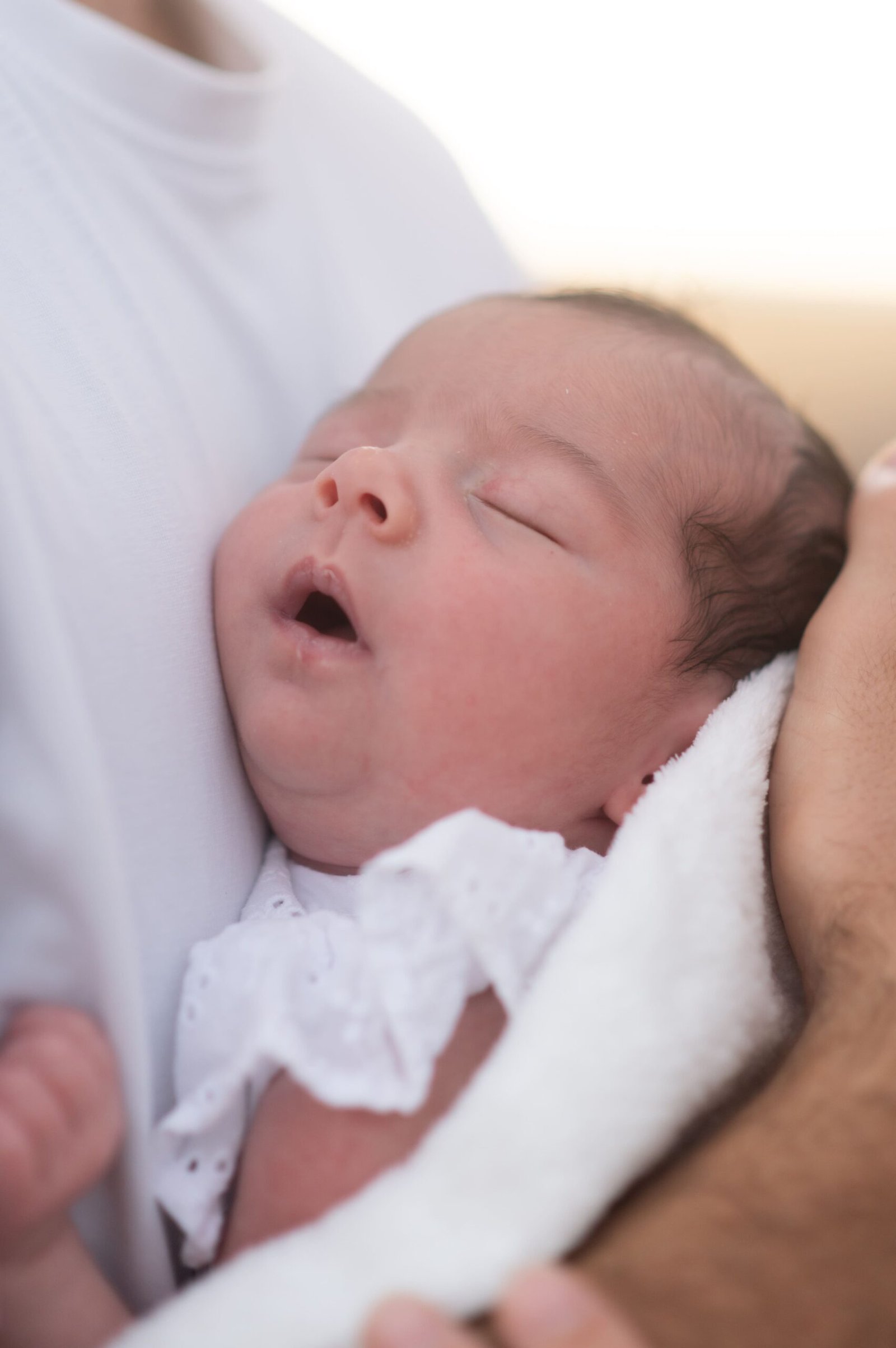 Bébé contre son parent pendant une séance photo naissance à Marseille