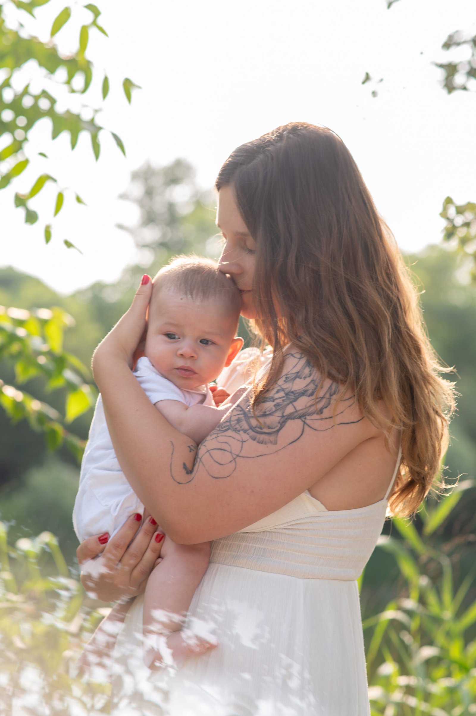 Mère et bébé photographiés en extérieur en Provence