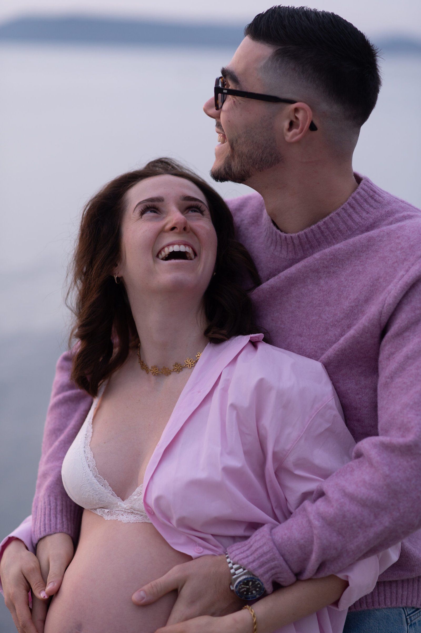 Séance photo grossesse Marseille et Aix-en-Provence Futurs parents dans la lumière du soir