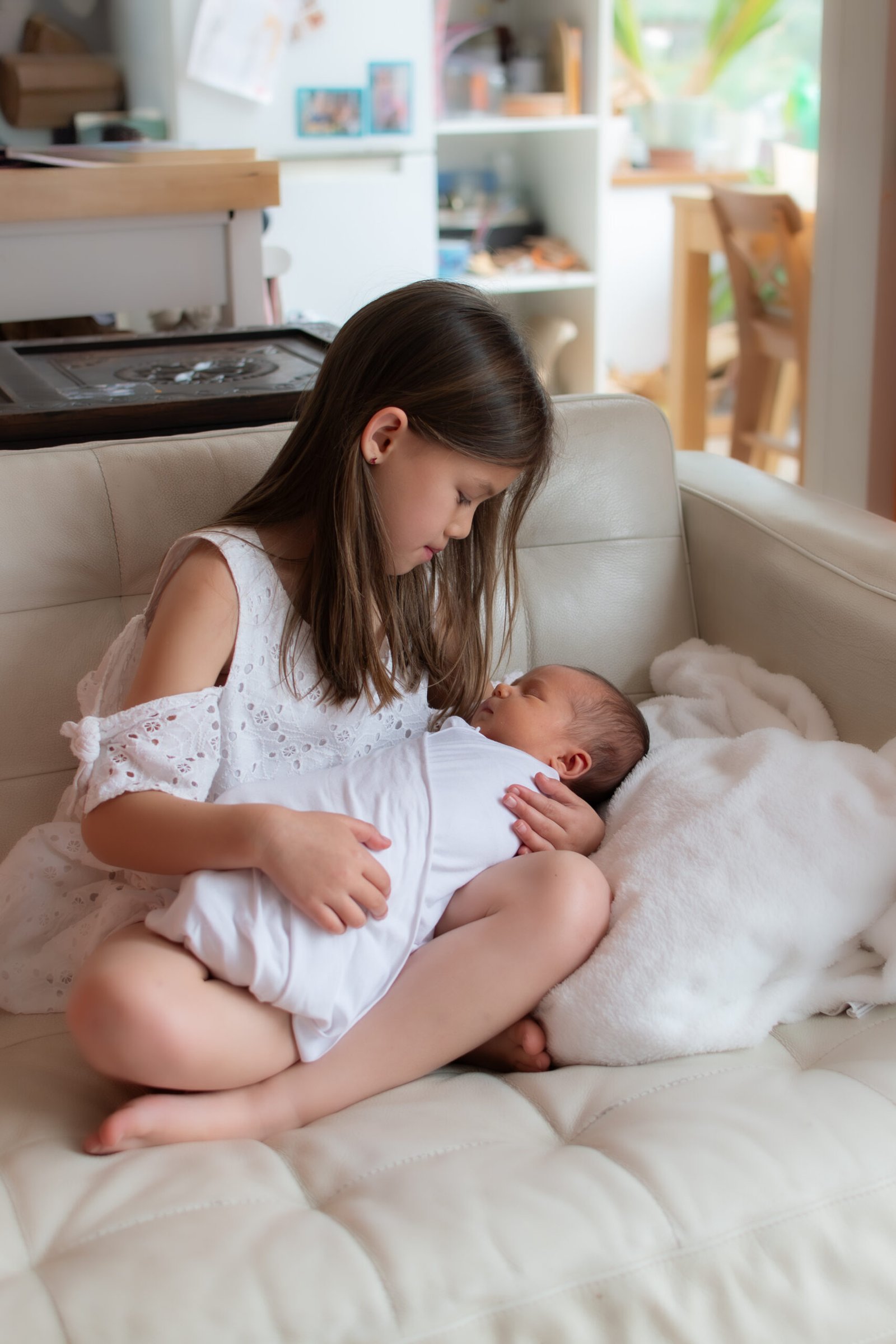 Mère avec son bébé dans leur maison