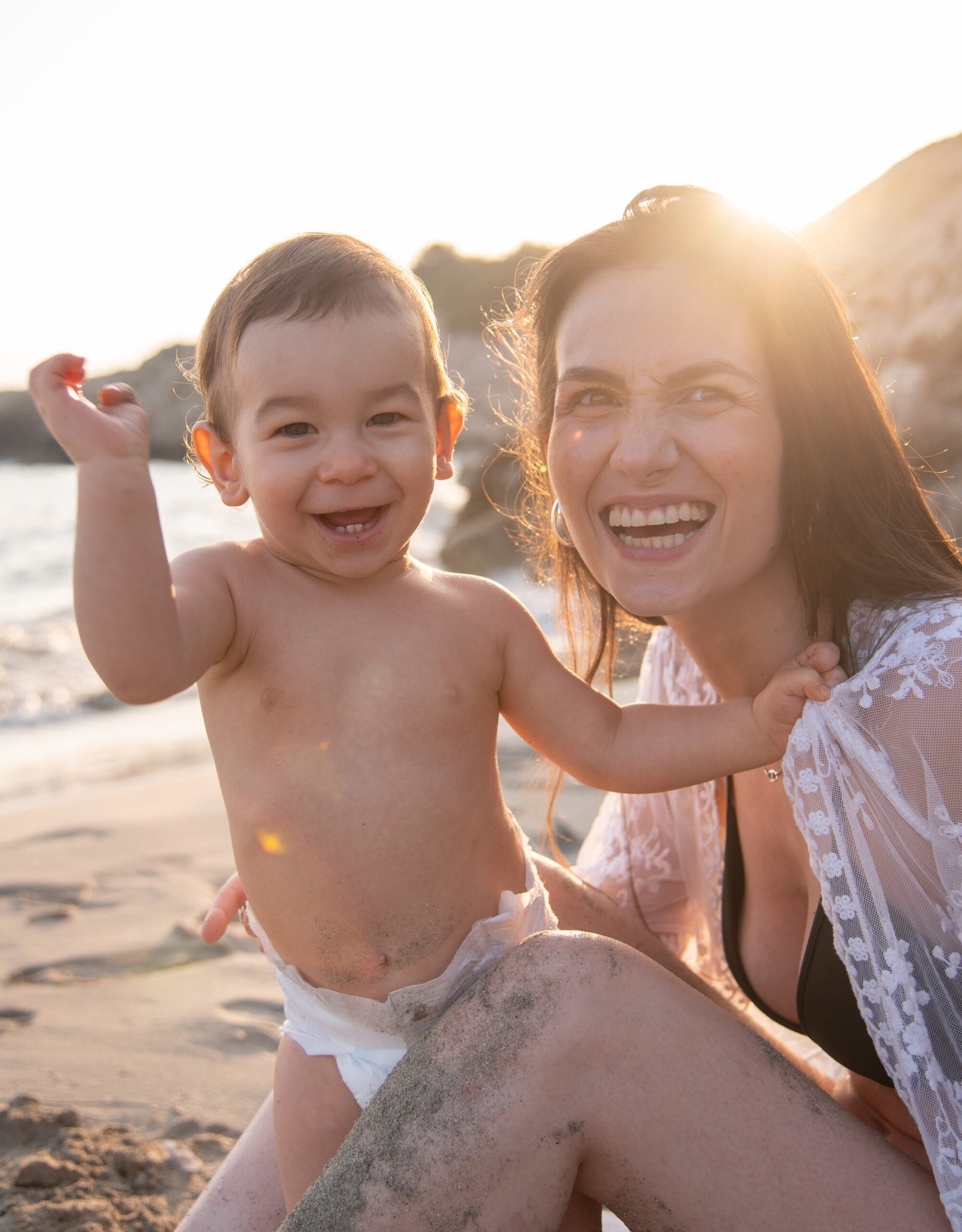 Un enfant dans les bras de ses parents