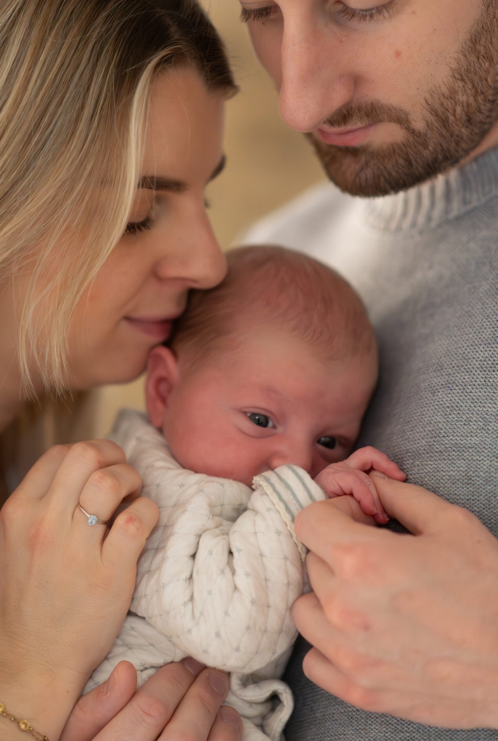 Parent et nouveau-né enlacés