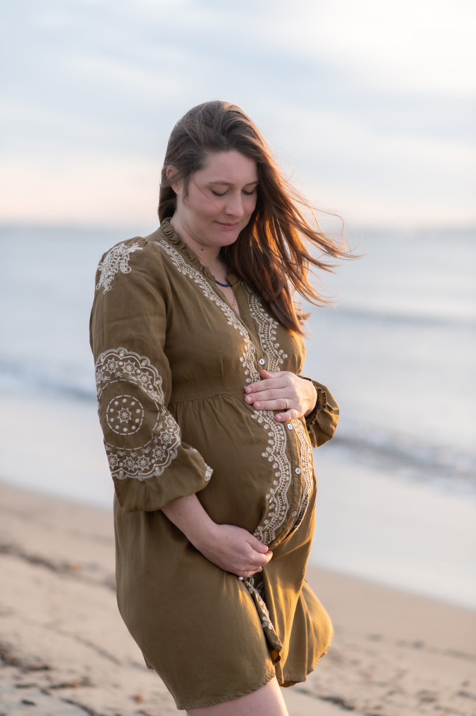 Séance photo grossesse Marseille et Aix-en-Provence Femme enceinte photographiée en bord de mer