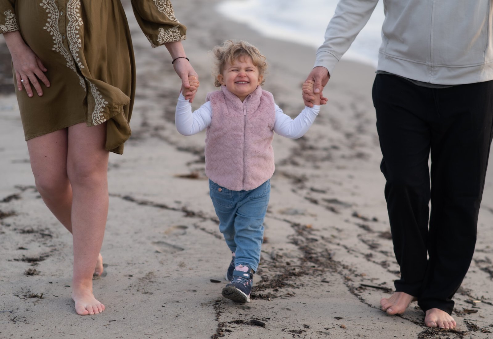 Mère portant son enfant près de la mer