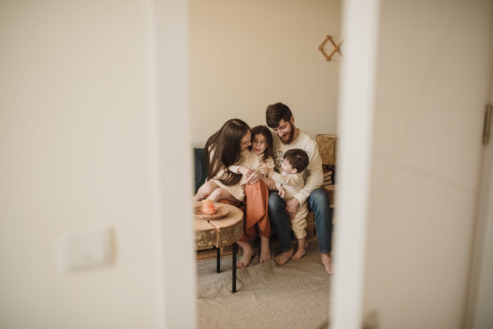 Famille réunie dans son salon à domicile