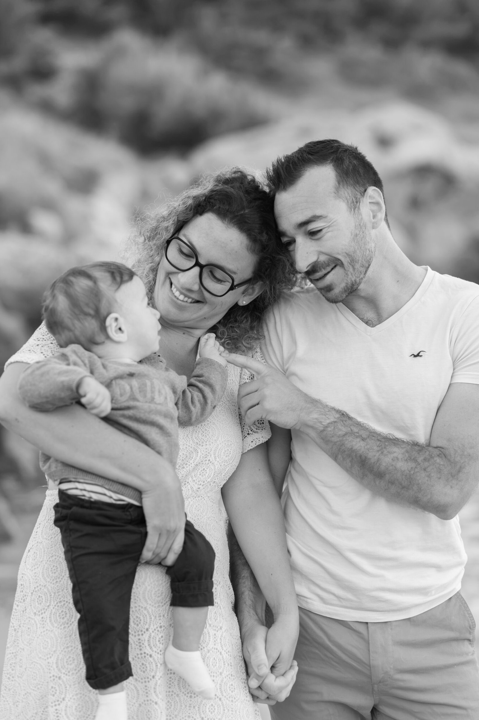 Enfant photographié avec ses parents