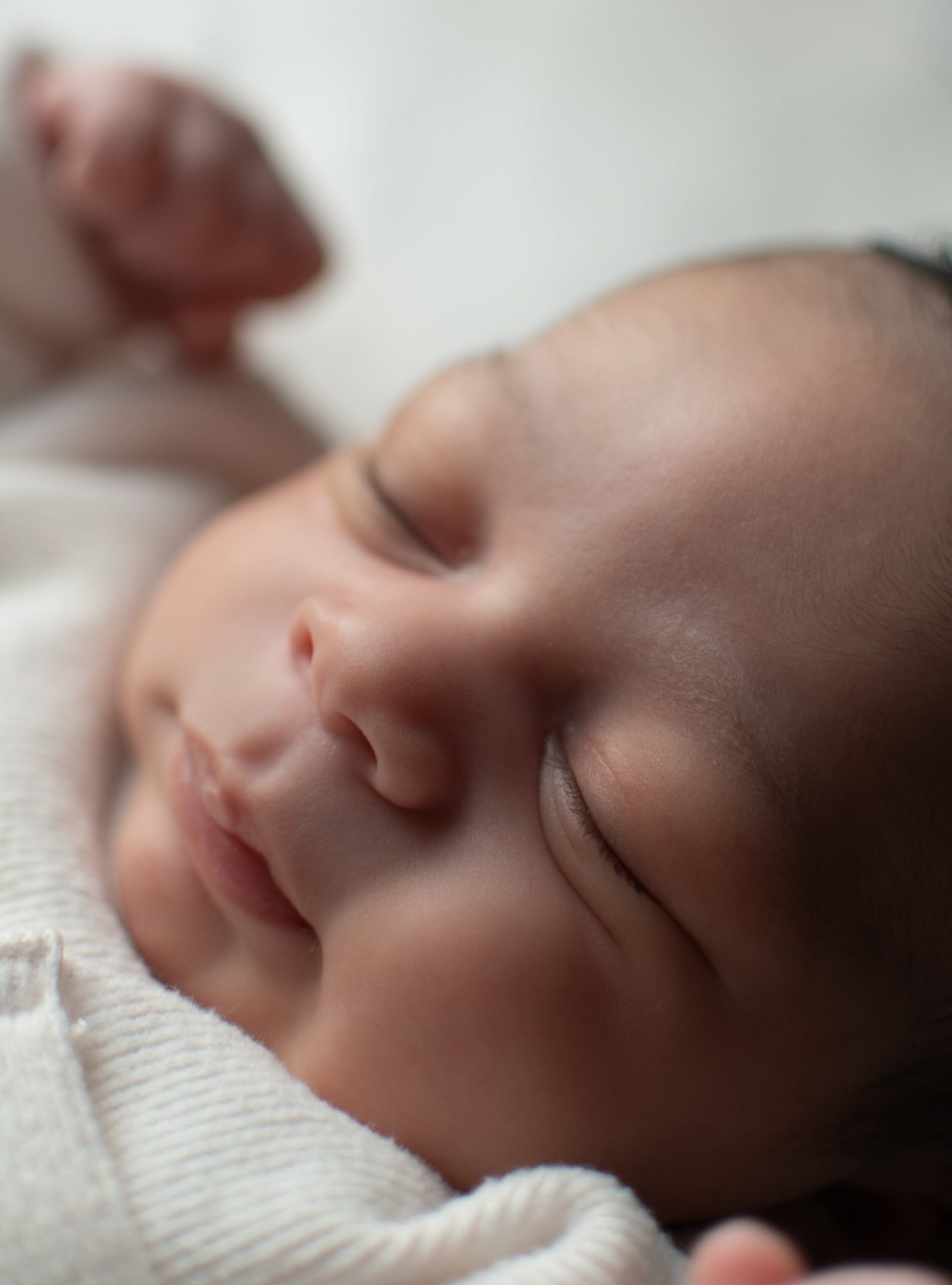 Nouveau-né endormi pendant une séance naissance