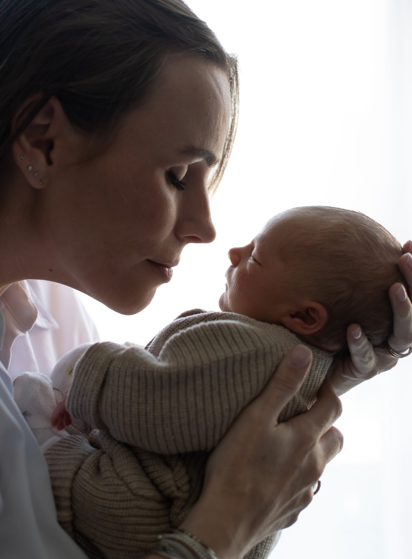 Main de bébé dans celle de son parent