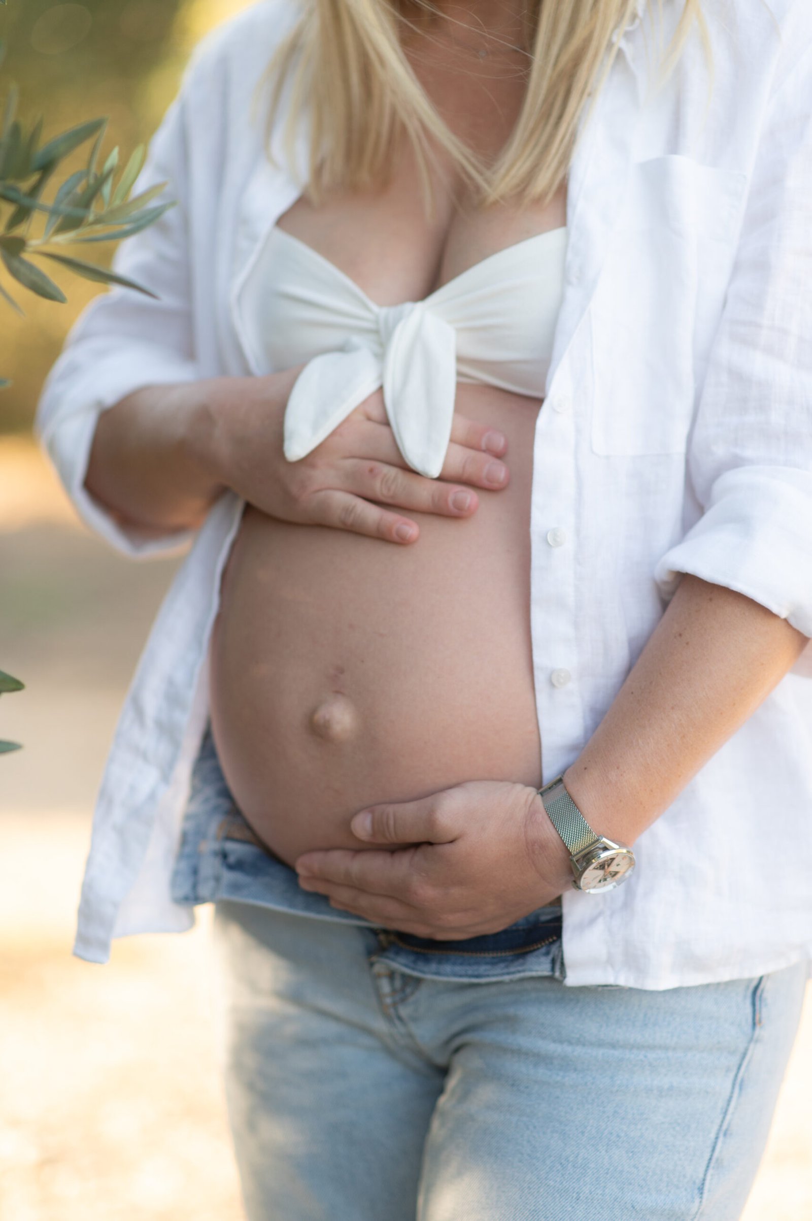 Femme enceinte photographiée dans la lumière
