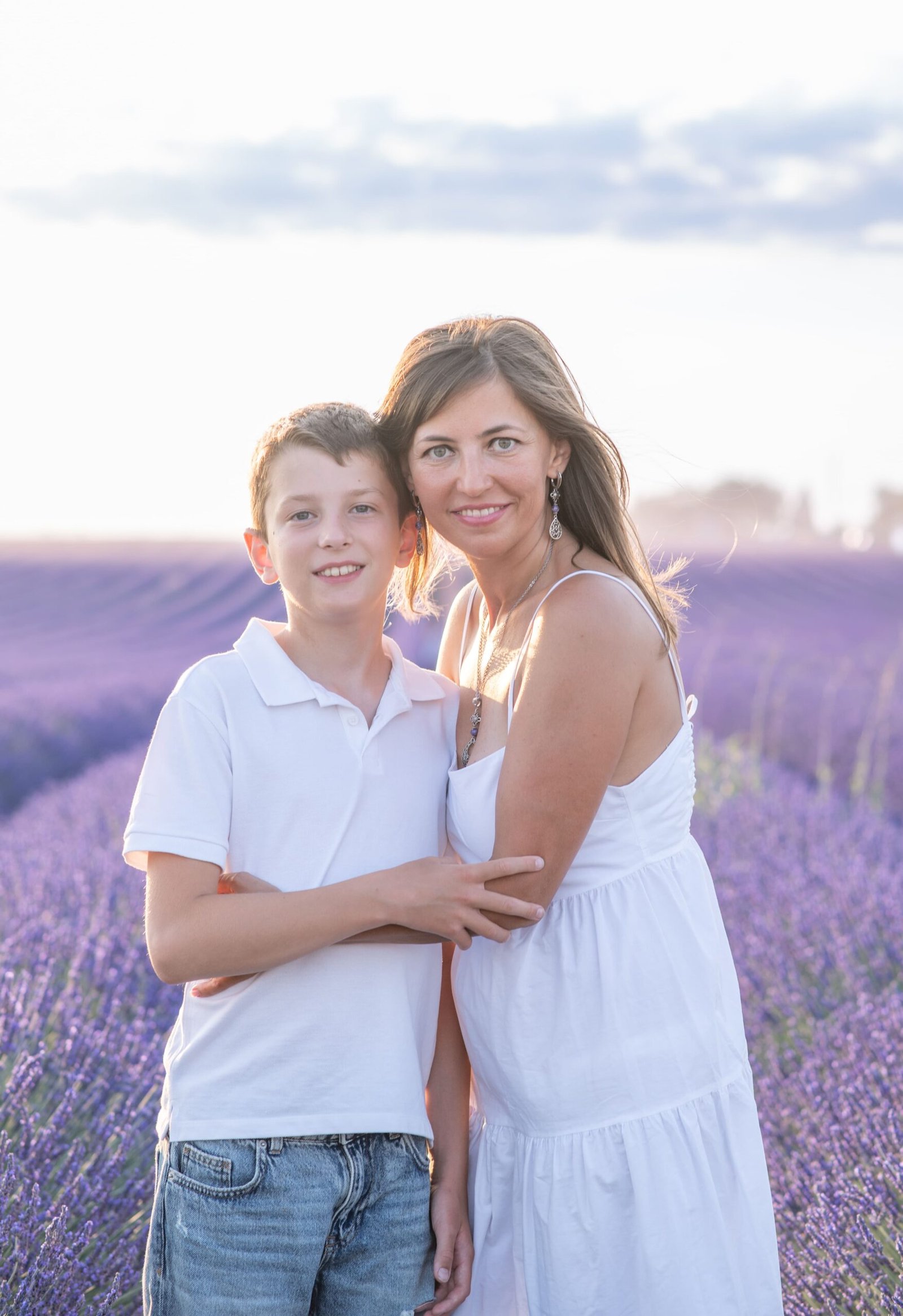 Mère et fils dans un champ de lavande