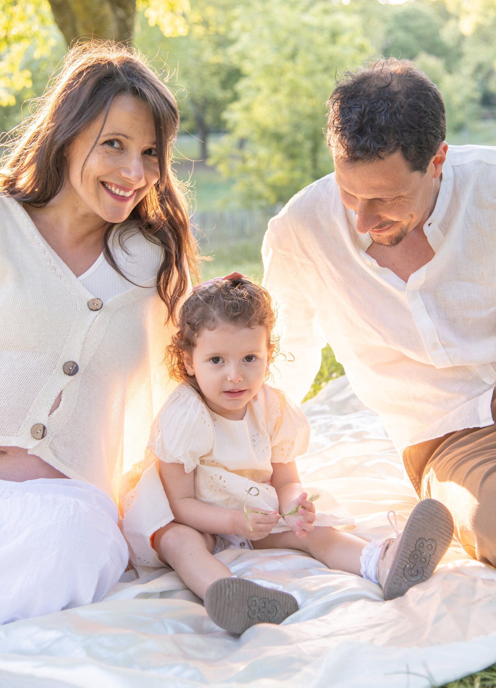 Famille réunie en extérieur